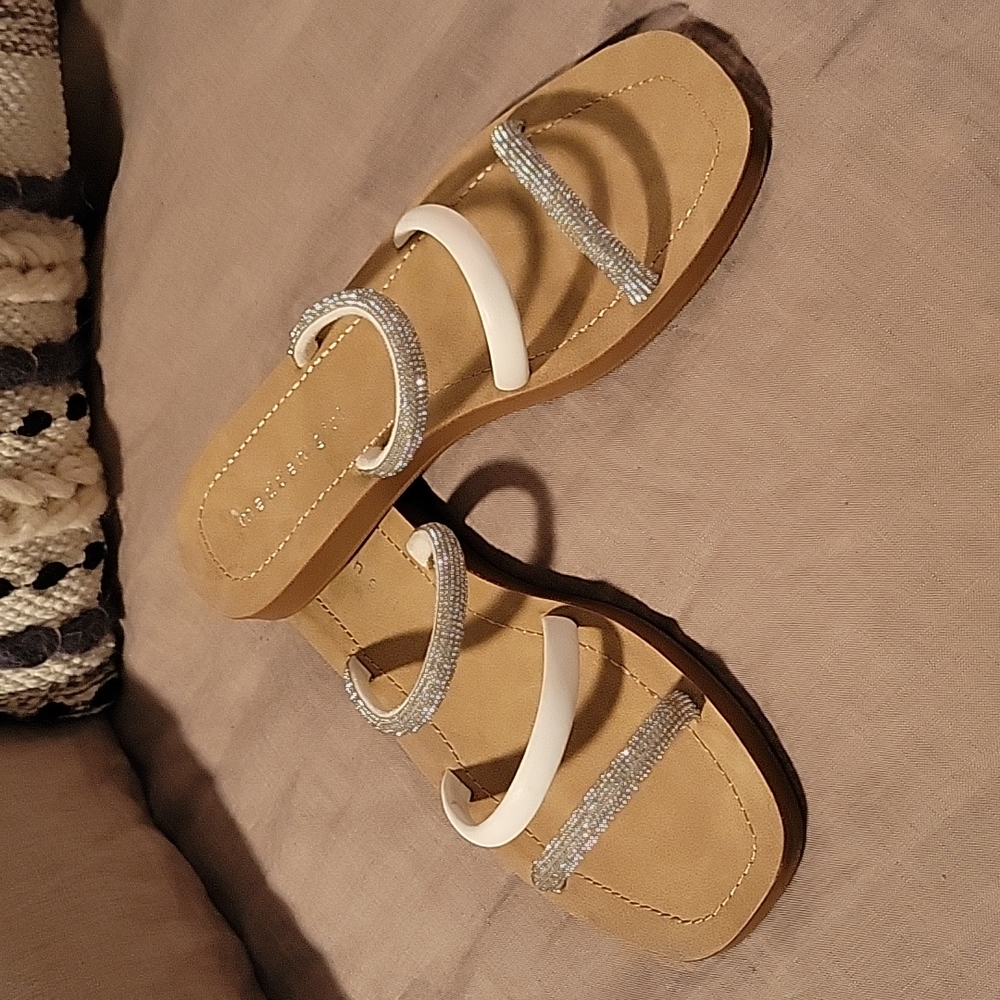 Madden Girl Role white/silver tri strappy Sandal 7 M.  Flats